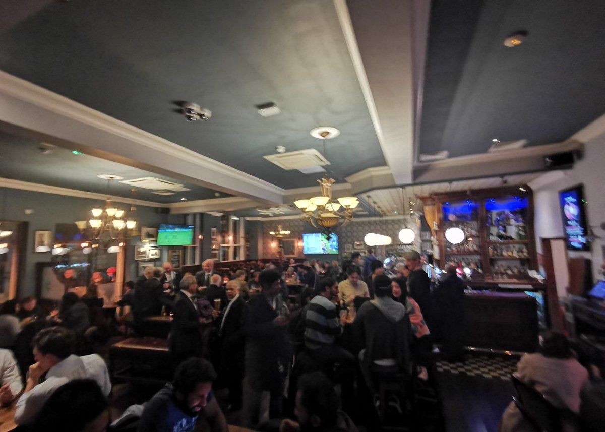 TheBluePostsSt1's tweet photo. Saturday's at The Blue 🤩👀👌🏻

#Saturday #PubLife PubWeekend #GreeneKing #StJamess https://t.co/2hlcKAj12Q