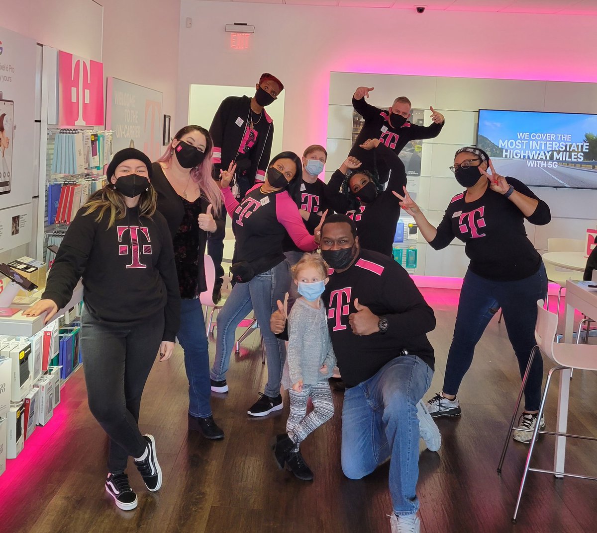 jbradley523's tweet photo. @MagentaRobb Thank you for all the passion you have for our Customers, our Team and T-Mobile! You will be missed! River City loves you!  @LavornT and Team Normandy are blessed to have you sir! #LetsGo #Goat @MaTrenta619 @carlossolis #WestsideIsTheBestside @LacieGilson https://t.co/po9fdW1QBG