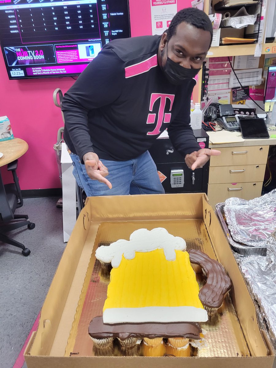 jbradley523's tweet photo. @MagentaRobb Thank you for all the passion you have for our Customers, our Team and T-Mobile! You will be missed! River City loves you!  @LavornT and Team Normandy are blessed to have you sir! #LetsGo #Goat @MaTrenta619 @carlossolis #WestsideIsTheBestside @LacieGilson https://t.co/po9fdW1QBG