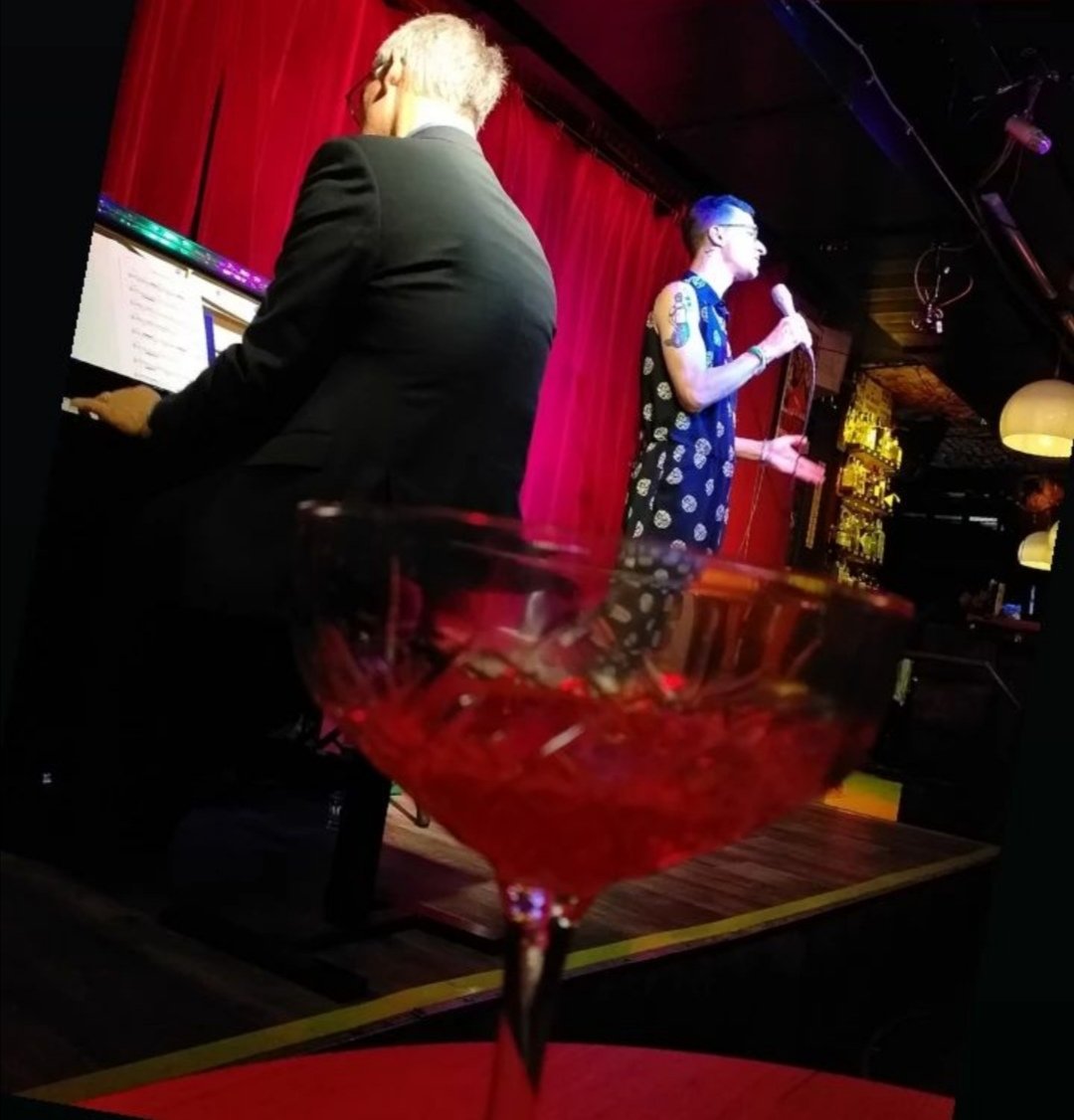 ErikLeuthaeuser's tweet photo. Es war so schön gestern im @bluenote_dresden 18:30h mit Wolfgang Köhler am Klavier! Danke an alle, die da waren! Und ganz besonders Danke Mirko! ❤️ #dresden #bluenotedresden #jazzclub #jazz #vocaljazz #singer #vocalist #monsrecords #thx https://t.co/xcAx0IrOKC