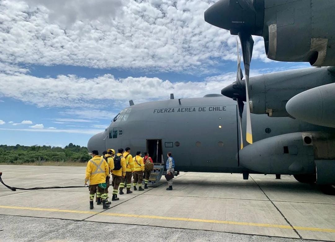 conaf_minagri's tweet photo. Brigadistas de la Región de Los Ríos y Los Lagos se movilizaron hasta la comuna de #Timaukel para apoyar las tareas de control del incendio forestal denominado #Russfin, en la Región de #Magallanes, y que afecta cerca de 170 ha preliminar.

Comunicado: https://t.co/wwXssbo94P https://t.co/tCGVPloVAJ