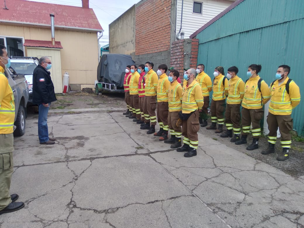 conaf_minagri's tweet photo. Brigadistas de la Región de Los Ríos y Los Lagos se movilizaron hasta la comuna de #Timaukel para apoyar las tareas de control del incendio forestal denominado #Russfin, en la Región de #Magallanes, y que afecta cerca de 170 ha preliminar.

Comunicado: https://t.co/wwXssbo94P https://t.co/tCGVPloVAJ