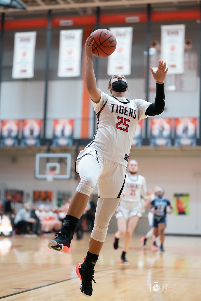 Today marks a historic day in Edwardsville Basketball! Congratulations on being the new career scoring leader at EHS <a href="/sydneyharris04/">Sydney Harris</a>!!!
