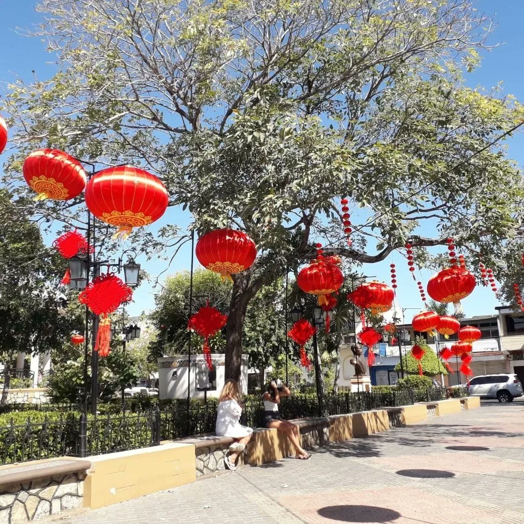 Así de espectacular luce la Plaza Catedral y el Parque Unión de #chitré en espera de la celebración este 1 de febrero del #anonuevochino del Tigre de Agua gracias a la Asociación China de Azuero 🇨🇳 #Herrera