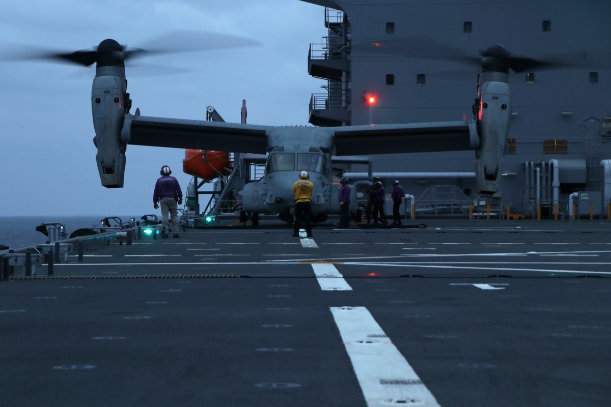 ⛽ 🚁 🌊 

An MV-22B Osprey tiltrotor aircraft & a CH-53E Super Stallion helicopter from the @31stMeu refuel aboard #USSMiguelKeith (ESB 5) in the #PhilippineSea. 

Miguel Keith is deployed to @US7thFleet in support of a #FreeandOpenIndoPacific