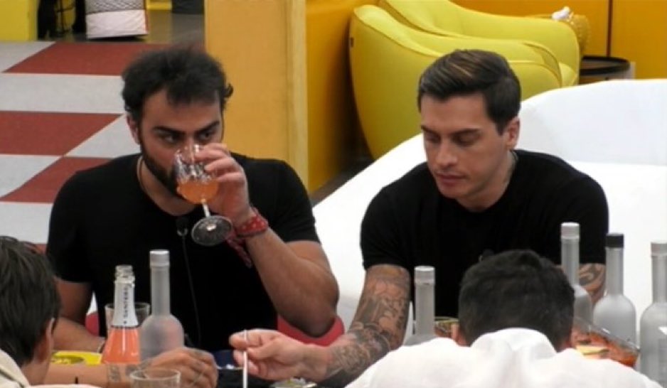 vippandospy's tweet photo. Gianmaria e Alessandro con lo stesso outfit 
Per la felicità di SOPHIE 
#GFVIP https://t.co/BLw46GmJGJ