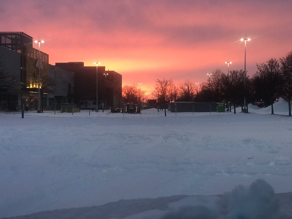 TheNYCPrincess's tweet photo. Such a beautiful pink sunset at the end of the storm !! #rolichauhan #n12stormwatchers #snow2022 #snowblizzard #sunset #stormisover https://t.co/vTfjCXDxnA