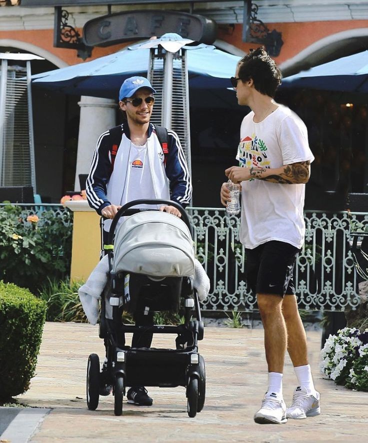 habilling's tweet photo. Família larry passando na sua tl para você voltar!  

I vote #Louies for #BestFanArmy #iHeartAwards https://t.co/FkxWAQdF0r
