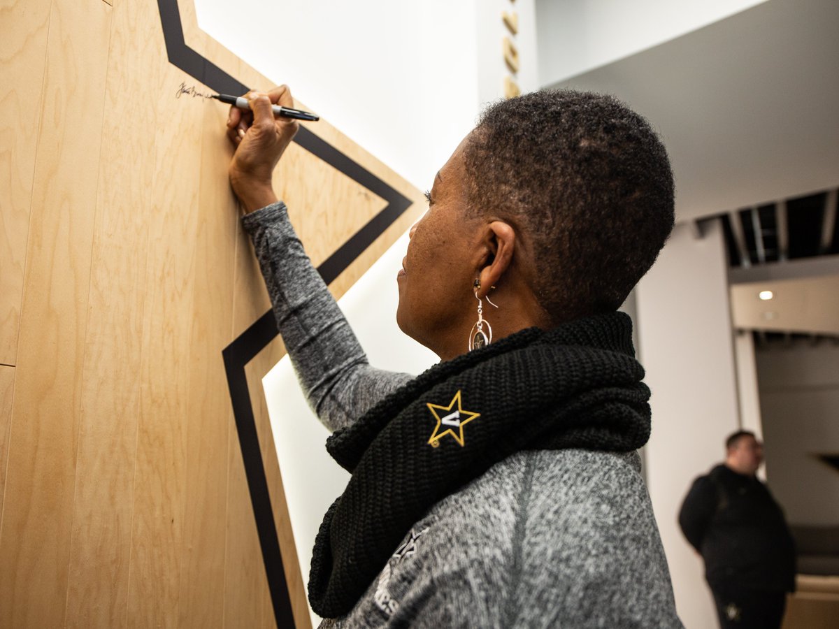 VandyWBB's tweet photo. ๐๐ฎ๐ฟ๐ฟ๐ถ๐ฒ๐ ๐๐ฟ๐๐บ๐ณ๐ถ๐ฒ๐น๐ฑ, ๐ญ๐ต๐ด๐ฎ-๐ด๐ฑ
โญ๏ธ Ranks third all-time in scoring
โญ๏ธ 1,067 rebounds
โญ๏ธ Vanderbiltโs first All-SEC selection
โญ๏ธ Vanderbilt Hall of Fame Class of 2021
#VanderBUILT | #VU4Life https://t.co/p6ctSGAlgh