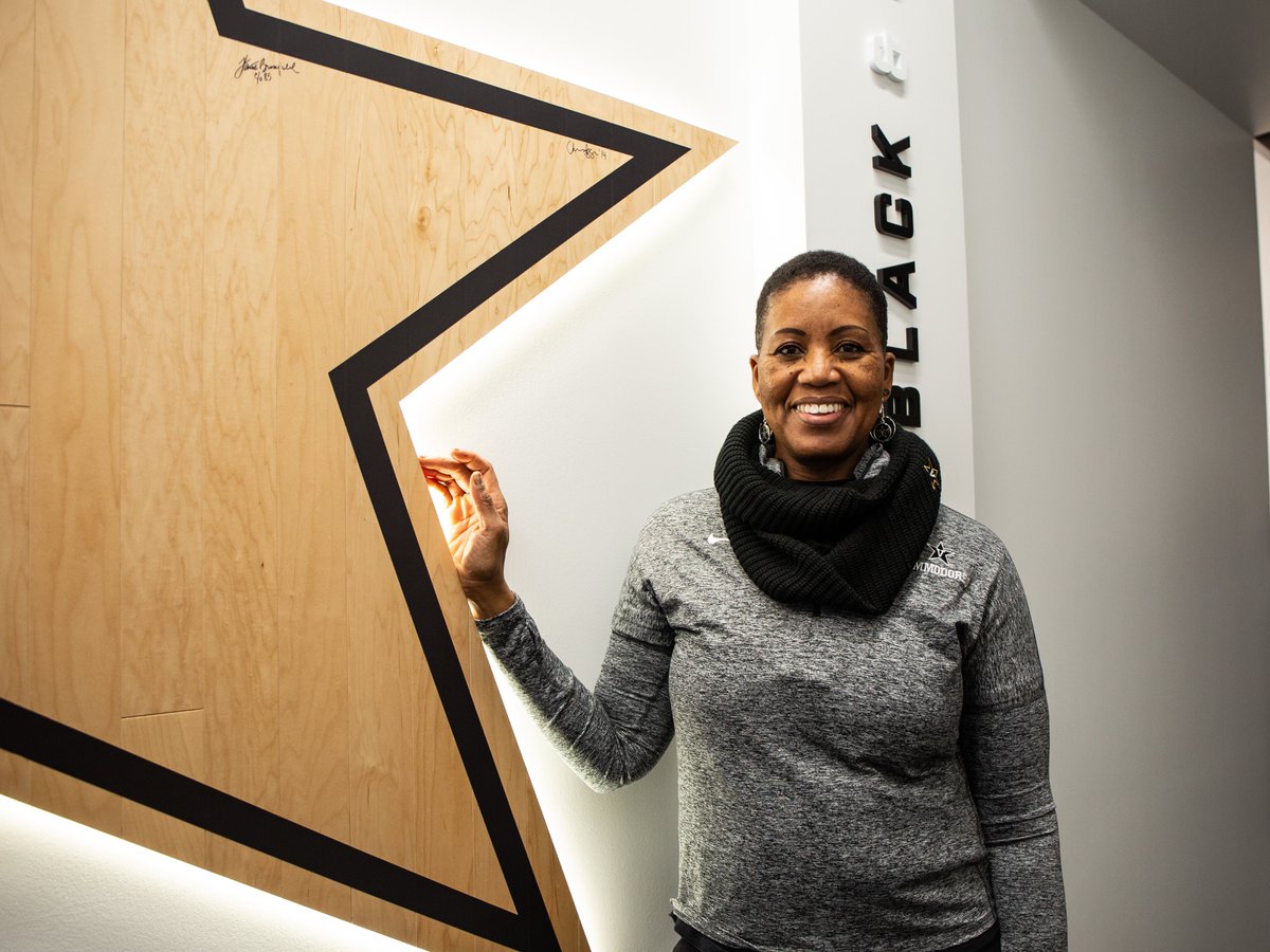 VandyWBB's tweet photo. ๐๐ฎ๐ฟ๐ฟ๐ถ๐ฒ๐ ๐๐ฟ๐๐บ๐ณ๐ถ๐ฒ๐น๐ฑ, ๐ญ๐ต๐ด๐ฎ-๐ด๐ฑ
โญ๏ธ Ranks third all-time in scoring
โญ๏ธ 1,067 rebounds
โญ๏ธ Vanderbiltโs first All-SEC selection
โญ๏ธ Vanderbilt Hall of Fame Class of 2021
#VanderBUILT | #VU4Life https://t.co/p6ctSGAlgh