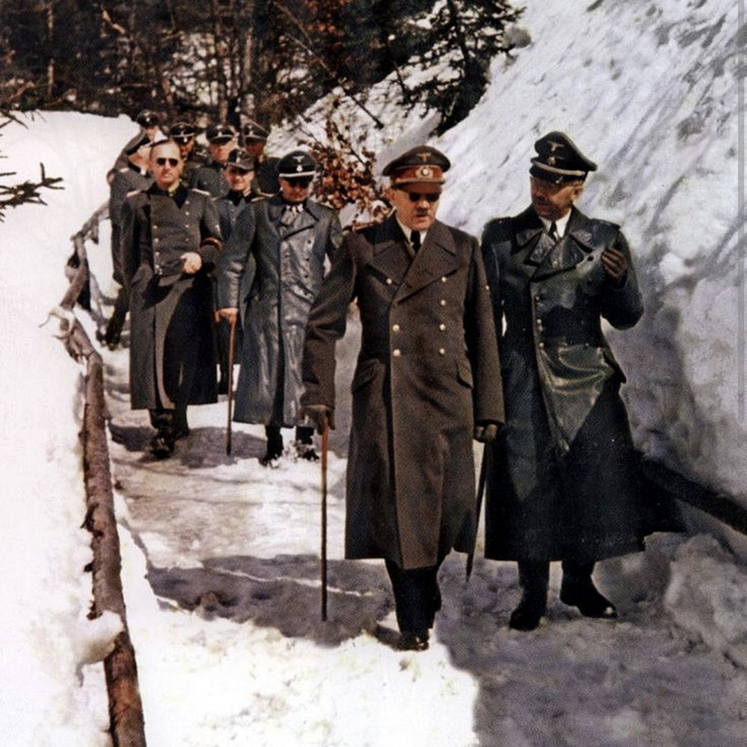 Pelicolombianas's tweet photo. "Al volver a Auschwitz se me revive el dolor de los campos de concentración..."

                     - Adolfo Hitler Vélez https://t.co/CWuLJpa3Dd