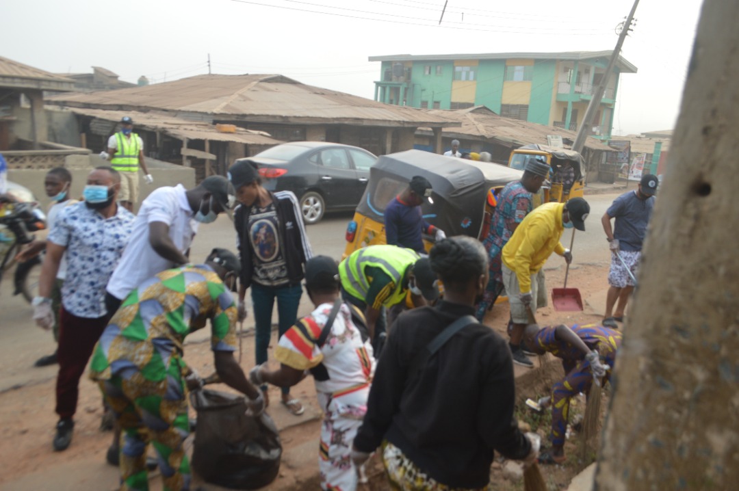 afolabiab's tweet photo. Am glad to participated in FOD month environmental sanitation January edition. At Agugu, yidi, ọrẹ meji, baba nla.. ibadan North East and Ọna ara Local Government
@Olawoyin4u 
@EletikoO 
@afolabiab 
@AbimbolaLameed 
@Loading2389 
#FRIENDSOFDEJIOLA https://t.co/8jgdQnjKcW