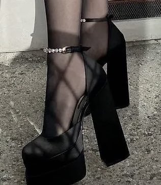 zlutzara's tweet photo. ariana grande in Versace heels https://t.co/HRYvS8WI4c
