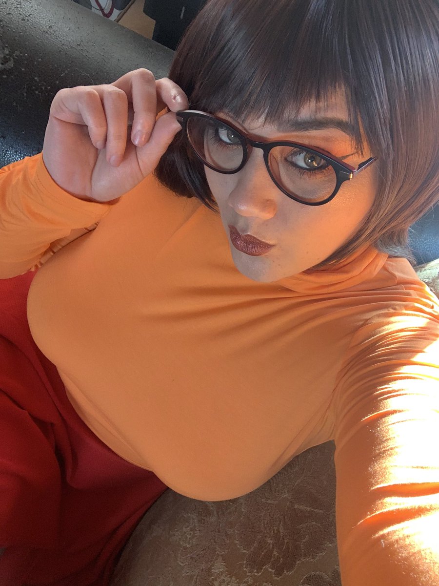 daku_bara's tweet photo. Today we are working on Case 3 of the Darkside Detective Fumble in the Dark! See you all ther at 3:00 pm pst https://t.co/VyLKb4C9HD ! #darksidedetective #velma #velmacosplay #cosplaystreamer #twitchstreamer #smallstreamer #varietystreamer #dakucosplays #dakubara #gamergirl https://t.co/BfVGzRcE7g