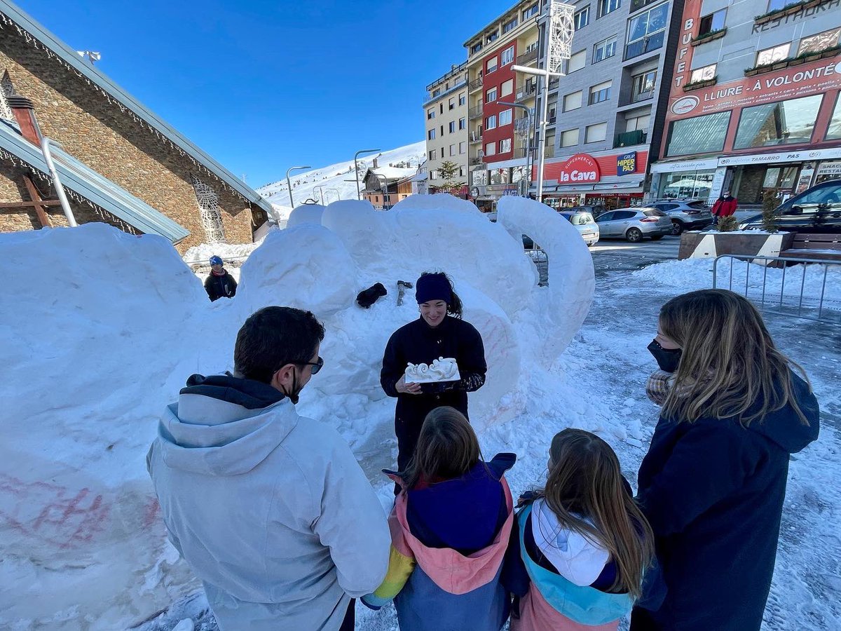 ComuEncamp's tweet photo. Això va agafant forma de ….?
🐙 😜! 
Demà a les 12 h us esperem per fer-vos la foto! #esculturesdeneu #artefimer #elpasdelacasa #andorra #encamp https://t.co/Ms9LjiE29b