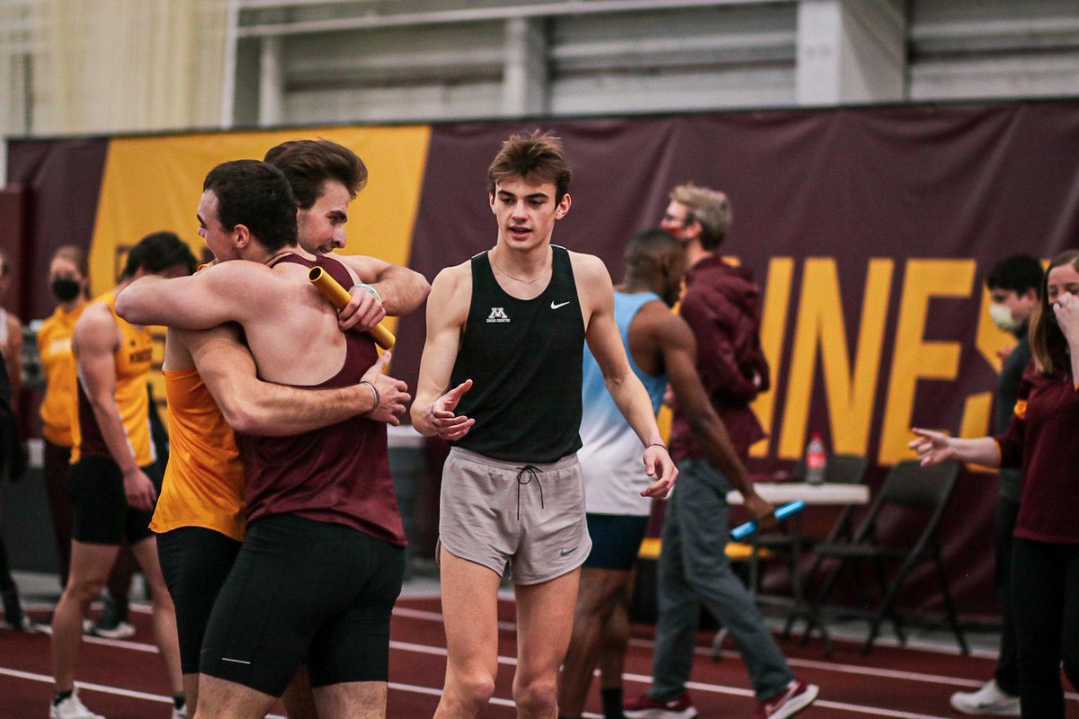 Mad respect between #Gophers after that unattached 4x4 battle! 

<a href="/benp3421/">Ben Psicihulis</a> edges out <a href="/fdschirm17/">Finnigan</a> on the final leg to earn the victory at 3:21.54