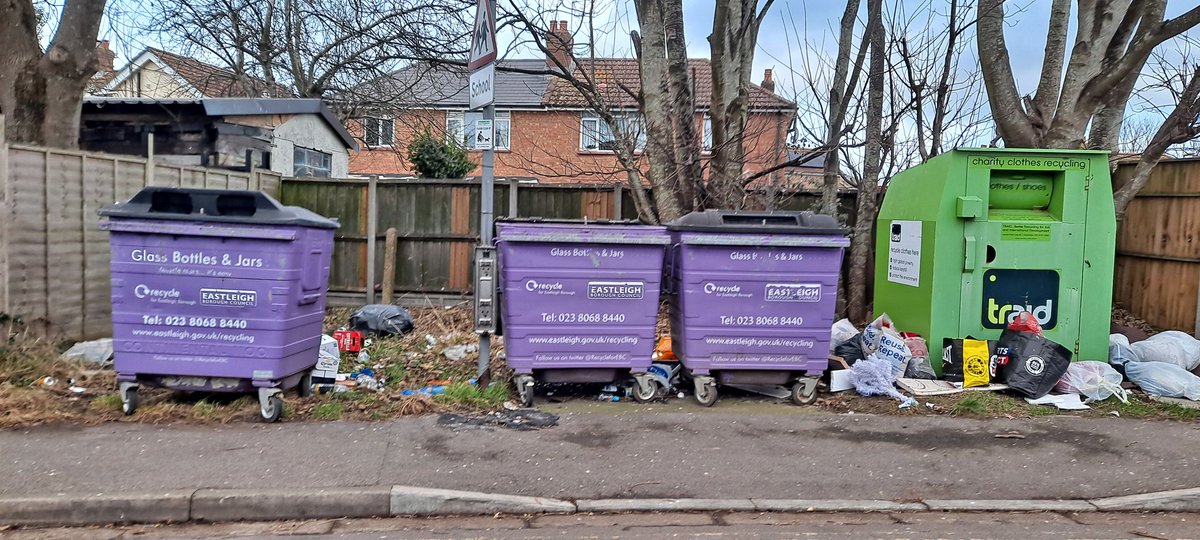 philgeorge8's tweet photo. @WeAreVIVIDhomes @portsmouthtoday That's great, shame your partnership with @EastleighBC  and their bottle bins on your land at Cherbourg Road Eastleigh  isn't going so well AGAIN!!!,if I treated 1 of your properties like this I'd expect to be evicted!! #notasuitablesite #movethebins https://t.co/KOmYb8Qxqm