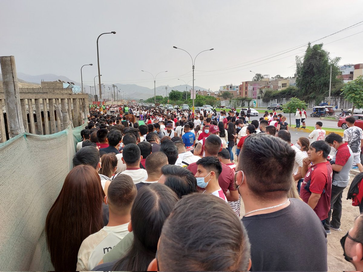 2 años sin estadio, tiempo para organizar un ingreso a un estadio. Solo 30 % de aforo y la desorganización sigue. Casi las 6 y no hay ingreso al estadio. Cero distanciamiento en la cola por el desorden ocasionado por no abrir las puertas temprano. Maltrato al hincha. <a href="/jferrari5/">Jean Ferrari</a>