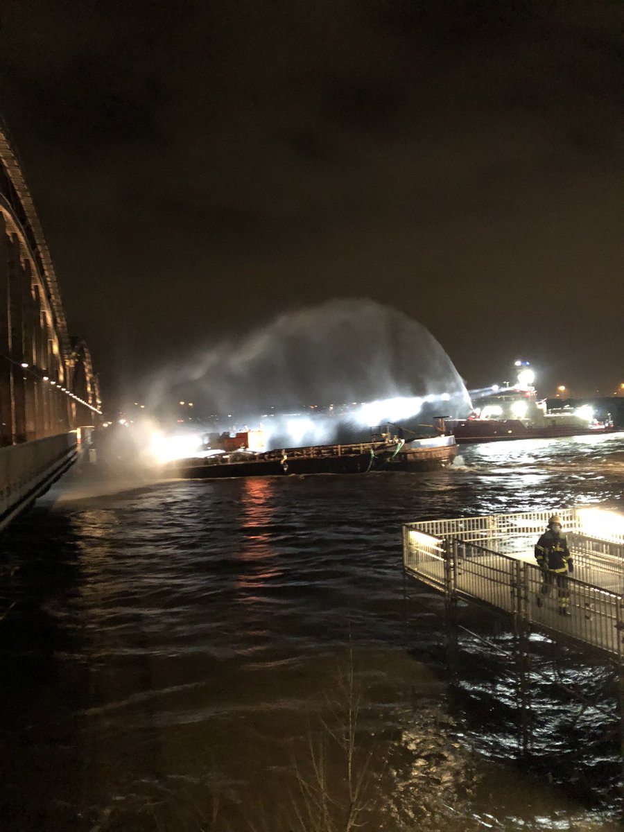 OBD Hamburg (@obdhamburg) on Twitter photo Der Havarist ist verkeilt unter der Brücke. Wir <a href="/FeuerwehrHH/">FEUERWEHR HAMBURG</a> <a href="/FF_Hamburg/">FF Hamburg</a> geben alles im #EinsatzFuerHamburg. Es braucht mehr Tiefgang, deswegen ist unser großes Löschboot #Branddirektor #Westphal da 💦.
Ansonsten laufen zahlreiche Unwettereinsätze.
Echte Großstadtfeuerwehr 💪💪💪 Der Havarist ist verkeilt unter der Brücke. Wir <a href="/FeuerwehrHH/">FEUERWEHR HAMBURG</a> <a href="/FF_Hamburg/">FF Hamburg</a> geben alles im #EinsatzFuerHamburg. Es braucht mehr Tiefgang, deswegen ist unser großes Löschboot #Branddirektor #Westphal da 💦.
Ansonsten laufen zahlreiche Unwettereinsätze.
Echte Großstadtfeuerwehr 💪💪💪