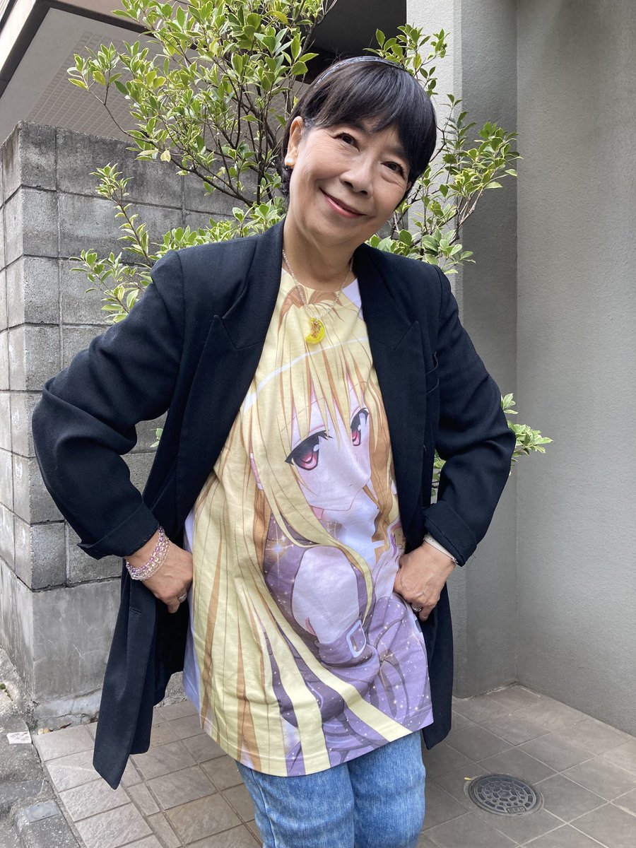 ウルトラマンのヒロイン役などで有名な桜井浩子さんが金色のヤミのtシャツを着用 実は以前から矢吹先生と交流があった Togetter