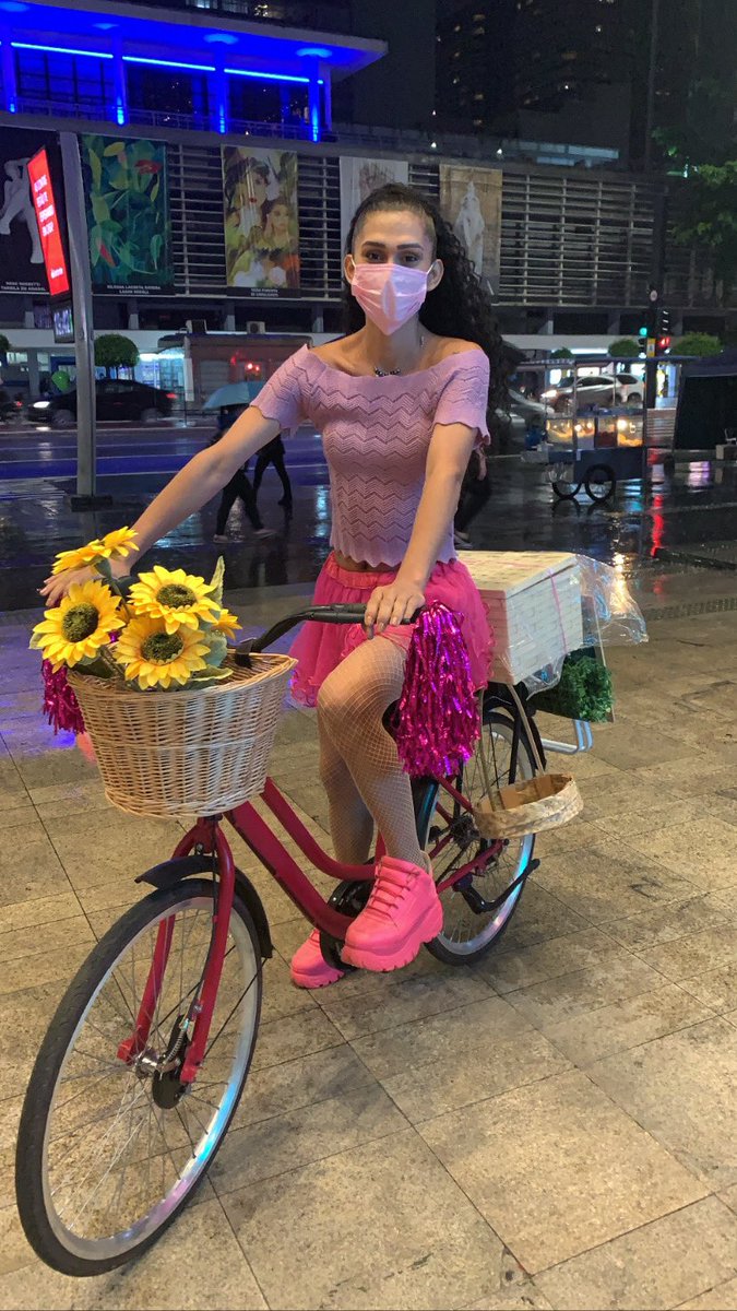 Simplesmente conheçam o trabalho incrível dessa travesti linda que trabalha na Avenida Paulista em São Paulo vendendo brigadeiros! Samara, valeuuu pela amizade de sempre! ❤️ 👉 instagram.com/ohsamarah