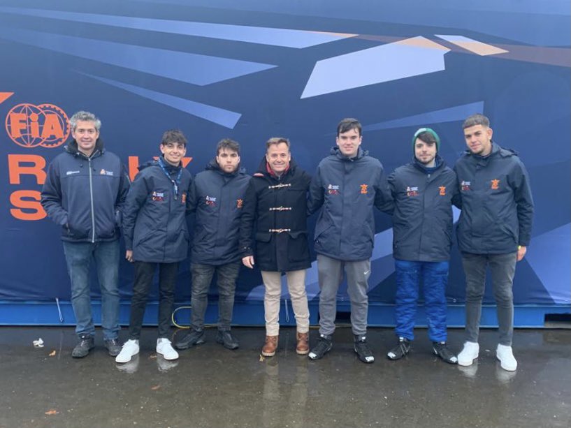 El pdte. de la <a href="/RFEdeA/">Real Federación Española de Automovilismo</a> 🇪🇸 y vpdte. segundo de la <a href="/fia/">FIA</a> para el deporte en Europa, <a href="/ManuelAvino/">Manuel Aviñó</a> ha venido a apoyar a nuestro equipo del <a href="/FIARallyStar/">FIA Rally Star</a>.

<a href="/sergiperezbe/">sergiperezbe</a> y <a href="/KillerSantana21/">Kilian Santana</a> disputarán mañana la final; <a href="/BillyCherokee/">BillyCherokee⚡</a>, <a href="/ImLuker_XR/">Xavi Ros 0️⃣4️⃣</a> y <a href="/Machinelvv/">Rodrigo Fuentes</a> intentarán lograr su plaza.
