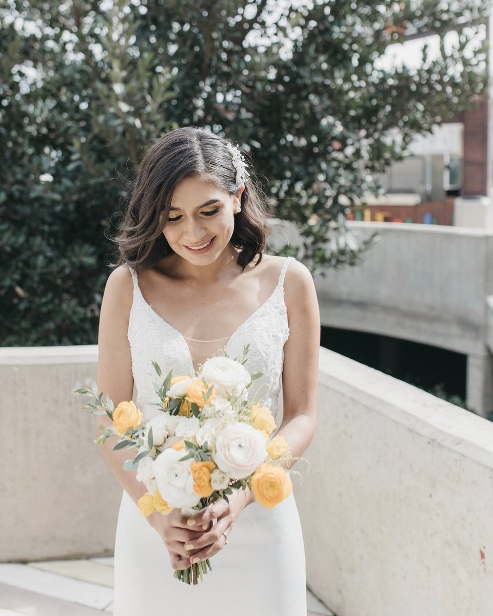weareflora's tweet photo. Dani amaba el amarillo, y asi durante sus años de novios con German el siempre le regalaba flores amarillas 💛✨ Así que además de usar el amarillo como color central de su matri , su bouquet también tuvo flores amarillas y nos encanto!!! Ph. @josuebonillaph #WeAreFlora #W https://t.co/rbO6vn4b7O
