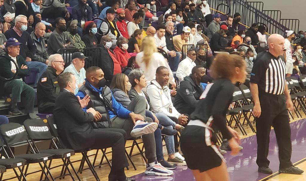 Lots going on here. Montverde Academy basketball coach Kevin Boyle chatting with former Duke &amp; NBA star Grant Hill. FYI, the official in the puc is IU grad, fan and Shelbyville, IN native Jason Carroll. #iubb