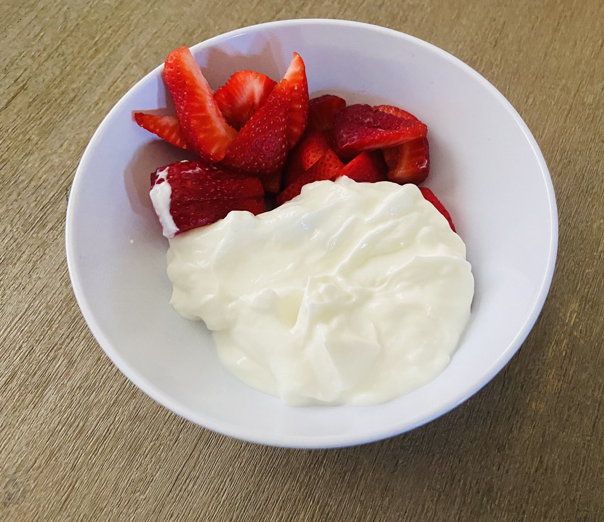 Sal_Dillon's tweet photo. Late #breakfast today after a sleep in and some housework! How are you starting your day?
#healthyfood #healthy #healthbreakfast #strawberries #yogurt #lightbreakfast #yummyfood https://t.co/b8ts6VObg6