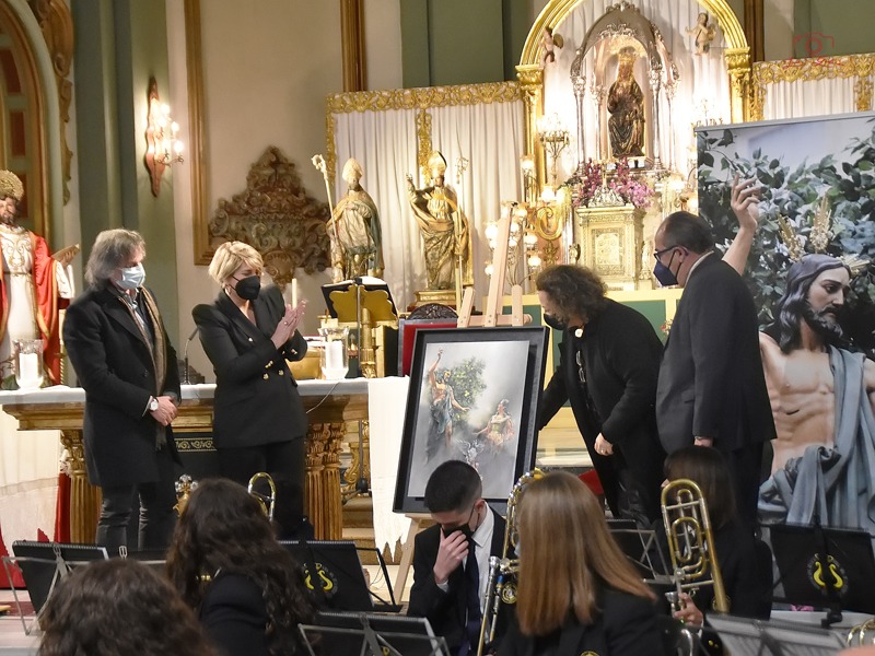 aparmagdalena's tweet photo. El presidente de nuestra #agrupación Julio Sarabia Ros, hizo entrega ayer del nombramiento de Madrina del #75Aniversario a  Dª @yolandaAPC, Presidenta de la #APC  y se rindió homenaje a #PolicíaPortuaria. 
@pdPerezCasanova ha sido el autor del cartel conmemorativo #75Aniversario https://t.co/v5W2XUDSmS