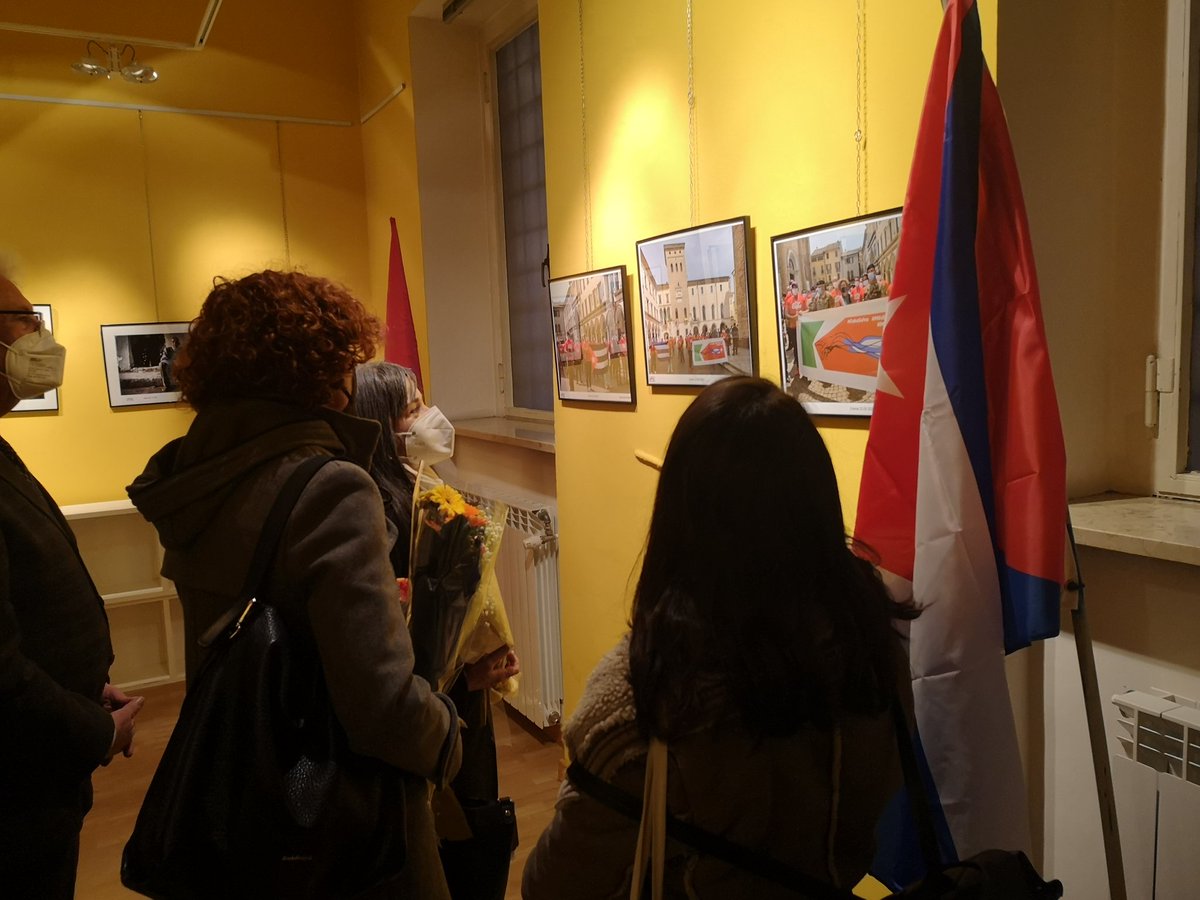 Hoy acompañando a nuestra Embajadora y a la tercera secretario a cargo asuntos multilaterales en la inauguración de la muestra fotográfica ¡Que Viva #Cuba! en  la ciudad italiana de  #Crema.