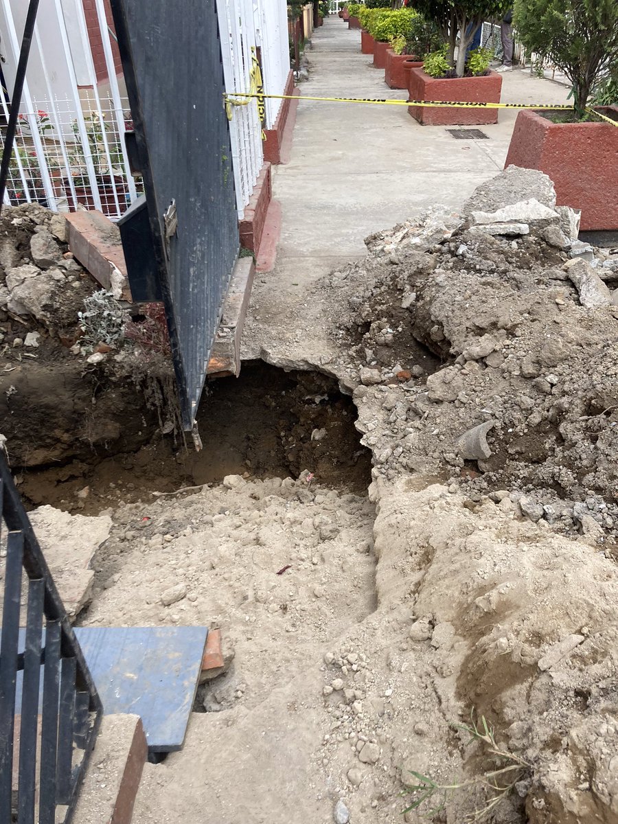 sergiomartinez's tweet photo. Casi tres semanas sin avances, un gran peligro para todos los vecinos de @VillaCoapaMX en Garita 15 #8 @TlalpanAl @SOBSECDMX @GobCDMX @SacmexCDMX @Claudiashein @alfagonzalezm https://t.co/E4Ue2RlDV3