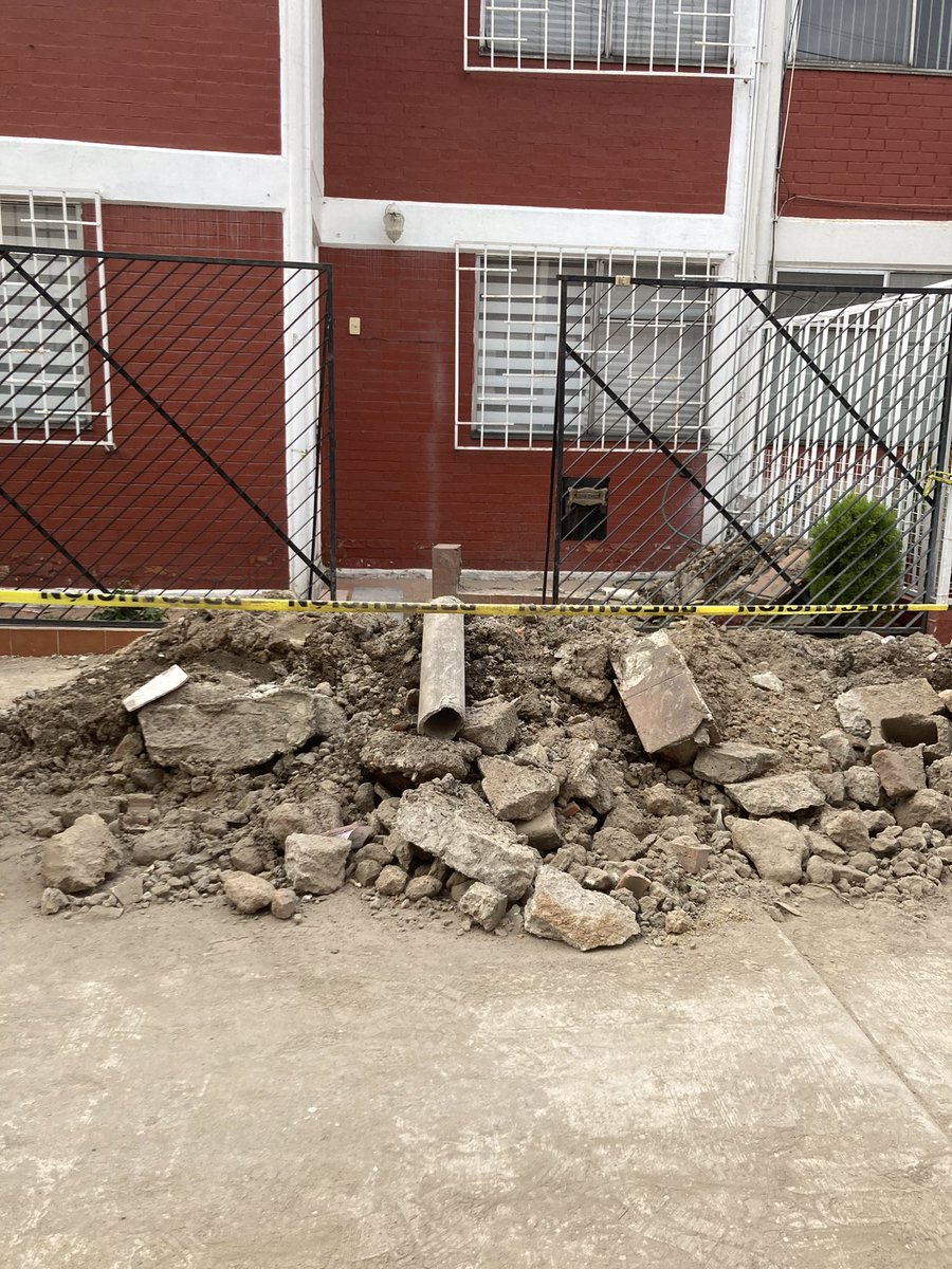 sergiomartinez's tweet photo. Casi tres semanas sin avances, un gran peligro para todos los vecinos de @VillaCoapaMX en Garita 15 #8 @TlalpanAl @SOBSECDMX @GobCDMX @SacmexCDMX @Claudiashein @alfagonzalezm https://t.co/E4Ue2RlDV3