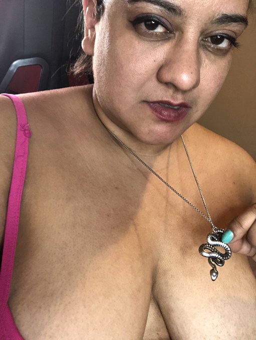 I like my cute new snake necklace! 🐍🐍🐍making a new cyberpunk dildo fuck custom clip this weekend!!! Excited