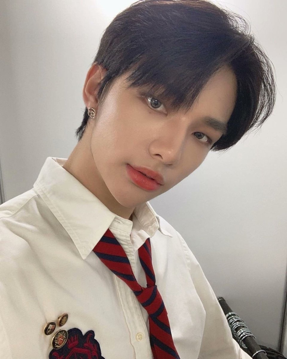 underaffair's tweet photo. Recién bañadito y salido de mis clases semi serie de élite, me vengo al #NCVDebut ☆ porque soy incapaz de perderme una buena rumba, y sobre todo, si se trata de celebrar la 🔮 #NCVisionU. Ya verán vídeos filtrados míos tirándome un paso. (>人<)

𝙴𝚕𝚒𝚝𝚎—boy 🎸 SH☆JI https://t.co/3ck71G2fFn