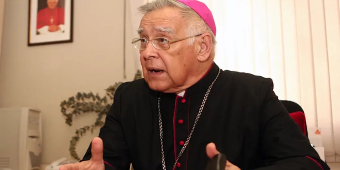 RCR750's tweet image. El arzobispo emérito de Coro, monseñor Roberto Lückert, fue hospitalizado en una clínica de Maracaibo tras haber dado positivo a coronavirus.
A través de sus redes sociales fue difundido un comunicado en el que se detalla que el prelado fue diagnosticado positivo para covid-19.