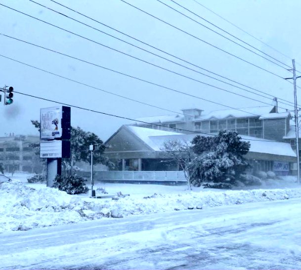 AllThingsOC's tweet photo. Here is a shot of Happy Jack's from Coastal Highway from earlier today.
#OceanCityMaryland #HappyJacks #blizzard2022 https://t.co/pcH5zzIB1W