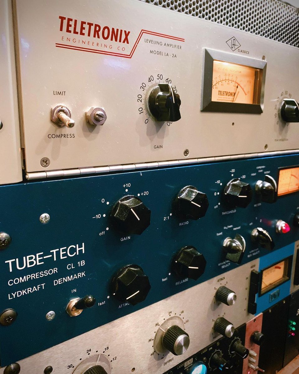 UAudio's tweet photo. Three legendary compressors. What use cases and characteristics drive you to choose one over the other?

📸 https://t.co/2KDTismSrP

#UniversalAudio #Compressor #TubeCompressor #OpticalCompressor #AudioGear #GearPorn #RackmountGear #MusicProduction #ProductionStudio #StudioLife https://t.co/iE4HtWaKs1