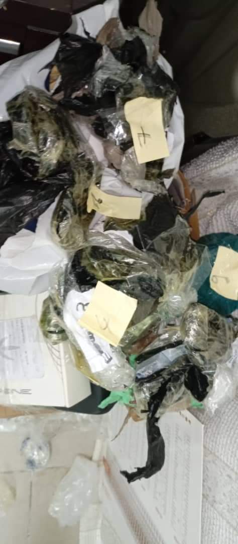 🇧🇯 Arrestation de deux Béninois à l’aéroport d’Abidjan en provenance de Cotonou et en direction d’Istanbul. Voici ce qu’ils transportaient, près de 3 milliards FCFA  ( 2 millions d’euro, 450mille livre sterling et 84 kg d’or). #Actualités229