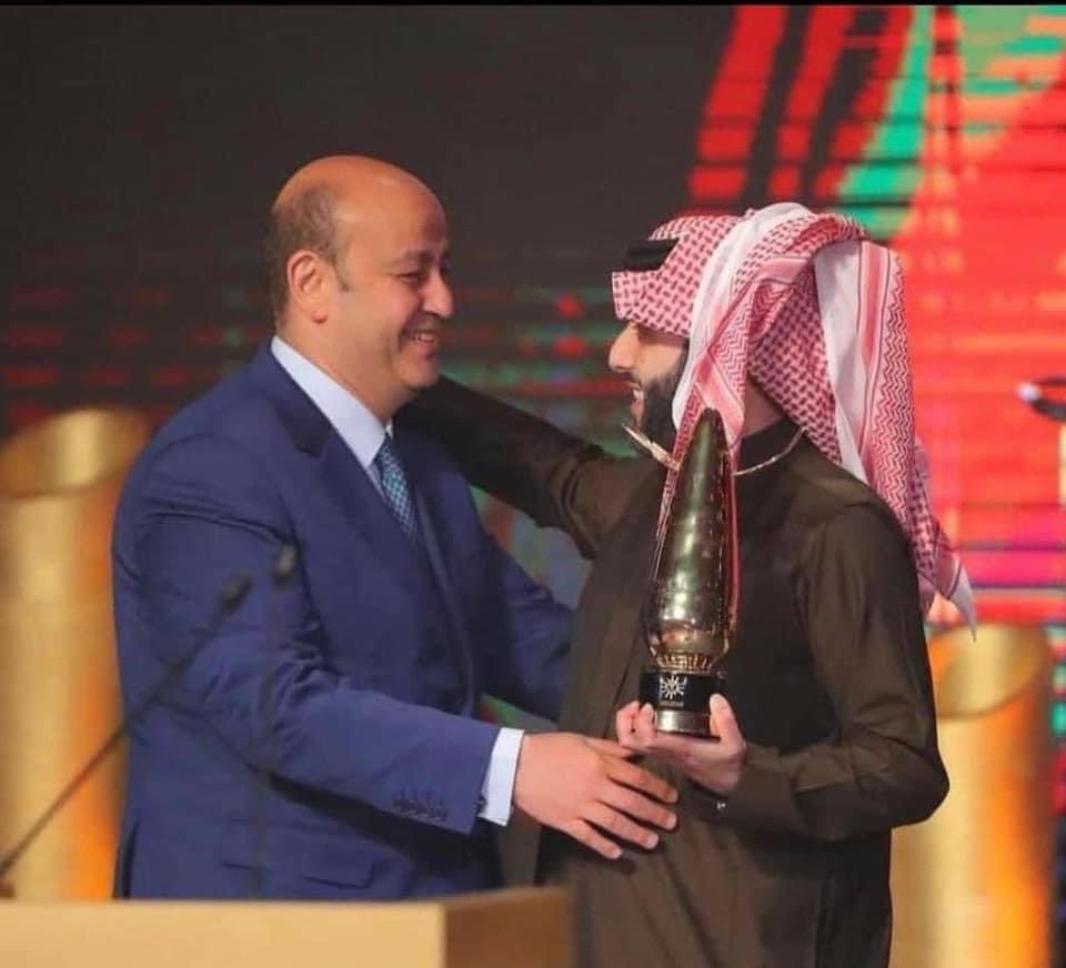 ADM_roshdy's tweet photo. طب ودي هيستلمها ف ايده ولا ... 🤔🤔🙄 https://t.co/tAjuWHcUix