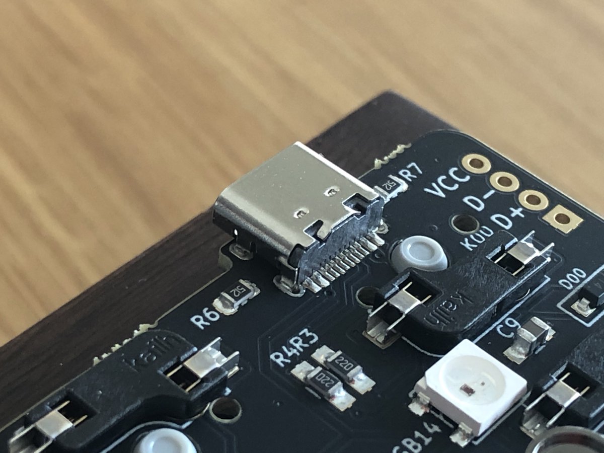 techmech_'s tweet photo. 今設計してるキーボードは、USBコネクターがキースイッチと位置が同じ位置にくる為配線が非常に苦しい….
この写真のBoardwalkのように、ギリギリまで外側に迫り出すか….
#keboard #PCB設計 https://t.co/rKQNwGe7Qo