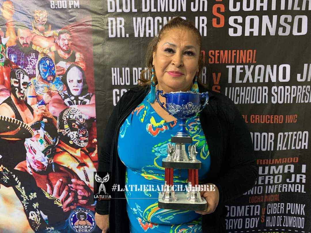 LaTijeraLucha's tweet photo. Emotivo reconocimiento para 2 leyendas de la lucha libre mexicana,dos precursores,en la rama femenil y en el estilo aéreo,#LolaDinamitaGonzalez y #ElMatematico en la función de #PromocionesCholoDeTijuana donde el público reconoce su trayectoria y aportaciones.
#latijeraluchalibre https://t.co/4V3icZ9J0X