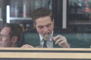 robdoingwhat's tweet photo. Robert Pattinson eating https://t.co/oBGZWjxV8s