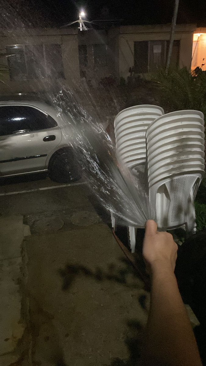 alexxanderlux's tweet photo. “no puedo salir, esta lloviendo” https://t.co/Nh8eOshVyZ