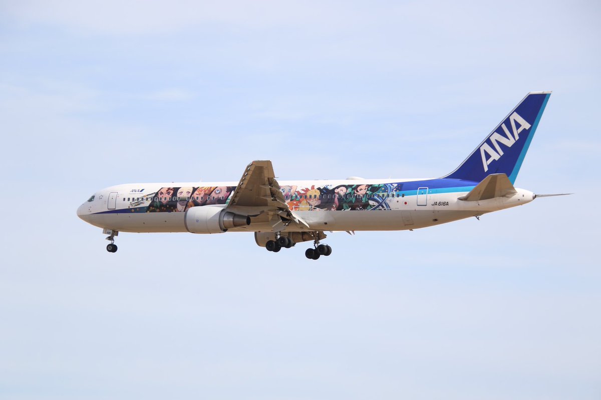 Tyr4B41HBbBCs4X's tweet photo. 1/30 成田空港

「鬼滅の刃」って凄い人気なんですね✨✨
フェリー便
ANA 
B767-300 https://t.co/dmMoZouQNC