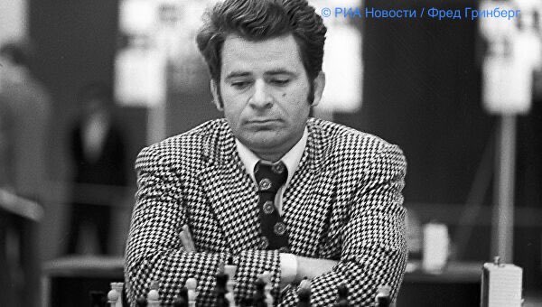 RusEmbSriLanka's tweet image. 🍾Today, Soviet-#Russian chess Grand Master, the tenth World Chess Champion🏆 (1969-1972), Boris #Spassky celebrates his Birthday!🎂

♟️Spassky’s style is characterized by an almost perfect adaptability to the situation in the game

☝️He is the oldest living former world champion