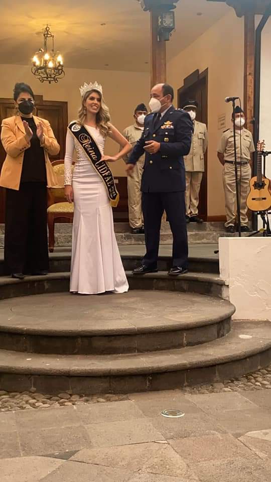 OswaldoVela1's tweet photo. El Centro de Investigación y Desarrollo de la Fuerza Aérea @CIDFAE_ECUADOR coronó a #AnaIsabelCobo, como reina y representante de la institución para el 2022.
Ana Isabel Cobo, es ahora también candidata a #ReinaDeAmbato2022 https://t.co/mRVJpfRRSa