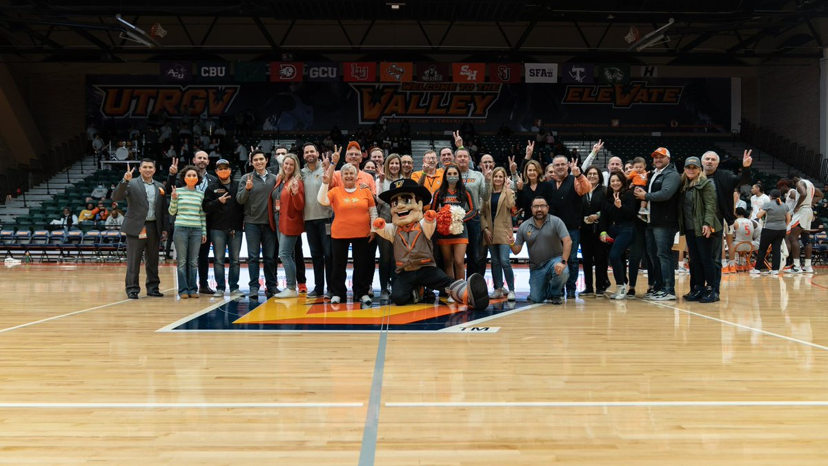 UTRGV_VClub's tweet photo. We welcomed our V Club members to tonight’s @UTRGVmbb game to thank them for supporting our student-athletes. ✌️’s Up! #RallyTheValley #UTRGV https://t.co/O13KeonHTS