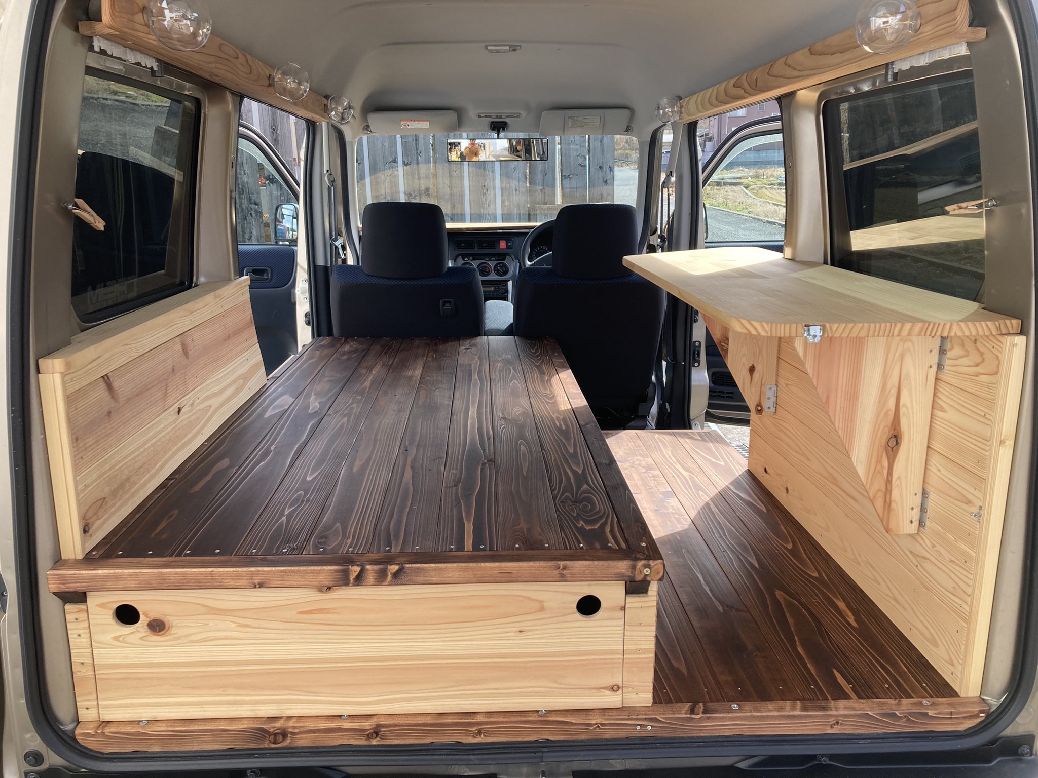 ます ん Diy軽バンライフ車中泊 調子に乗って焼肉焼きすぎで匂いが気になったので 徹底的に拭き掃除 セスキ炭酸スプレーが良さそうでしたので使ってみたら 無垢材の所だけシミになりました 泣 ワックスとステインの所は大丈夫 車内で焼肉 軽車