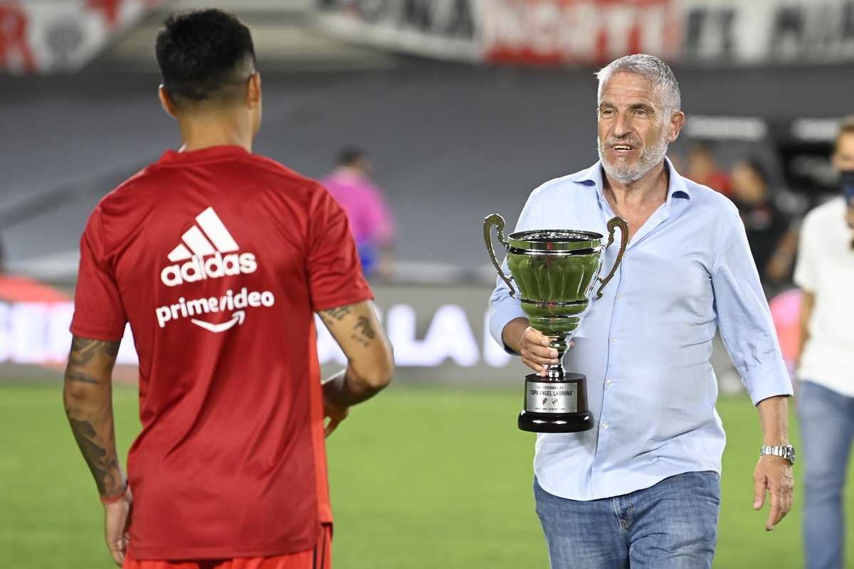 Un legado. 👼♾

👏 Omar Labruna haciendo entrega de la copa que lleva el nombre de su padre a Enzo Pérez.  🏆⚪♥️⚪

#CopaÁngelLabruna